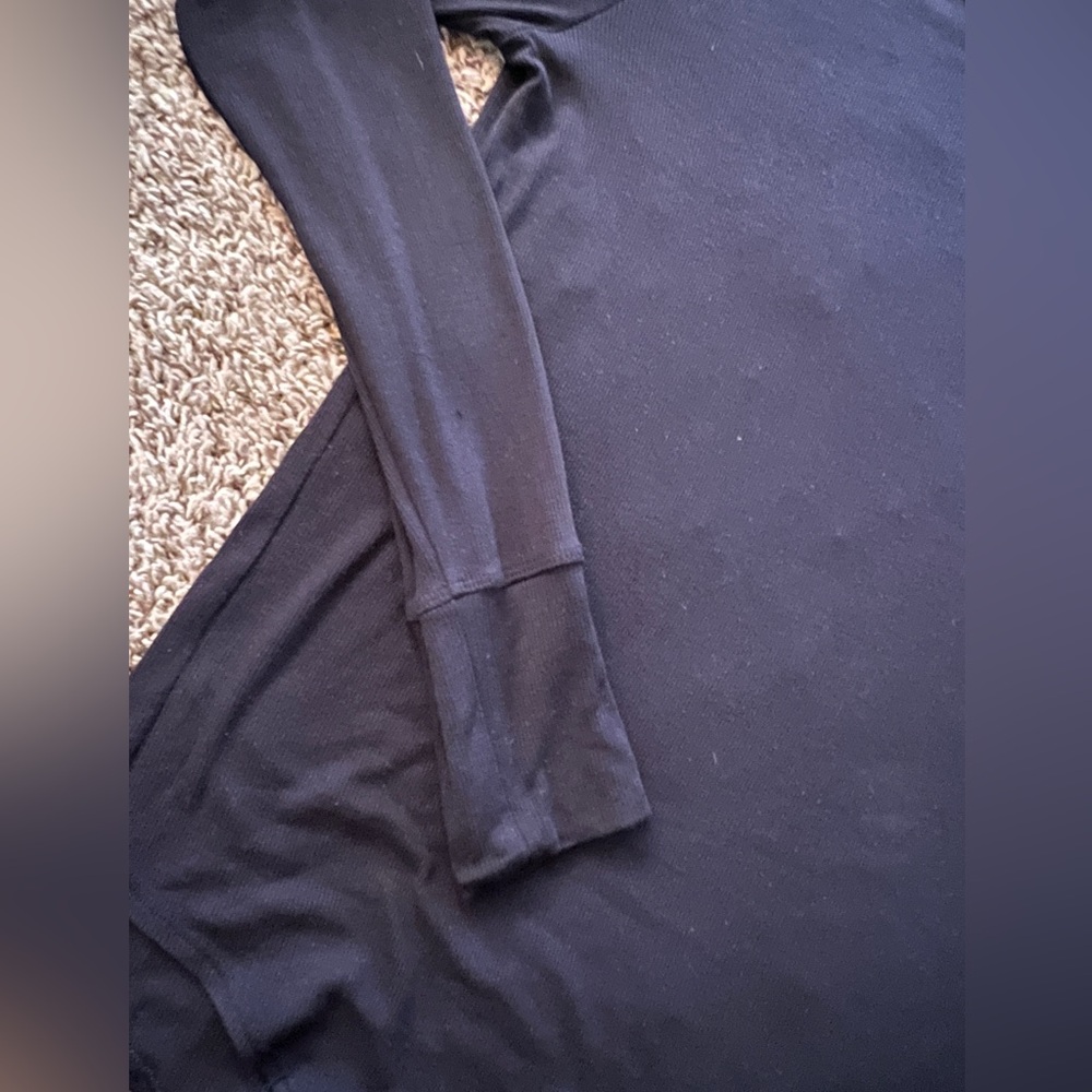 Athleta 
Women’s 
Small
Black
Long Sleeve Black T-Shirt
EUC - Picture 8 of 11